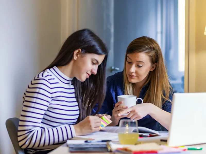 Parent et enfant echangeant sur la scolarite a domicile